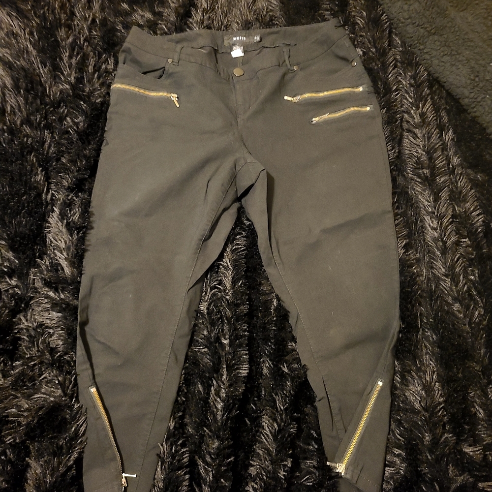 Torrid size 18 2 black zipper Capri